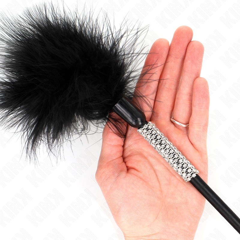 Fusta de plumas con mango de pedrería de 50 cm